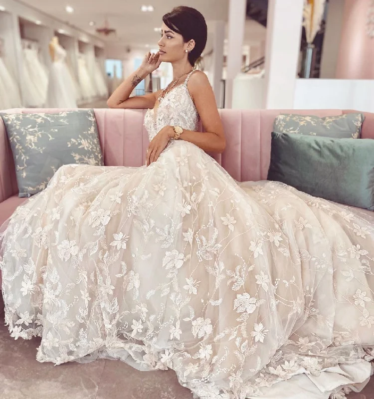 Glamorous A-Line Wedding Dress V-neck Spaghetti Straps Lace Appliques Tulle Elegant Bridal Gown Glamorous A-Line Wedding Dress V-neck Spaghetti Straps Lace Appliques Tulle Elegant Bridal Gown
